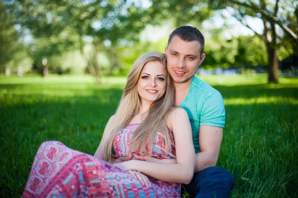 Mutlu çiftimiz parkta kameraya gülümseyen. Mükemmel saç bir
