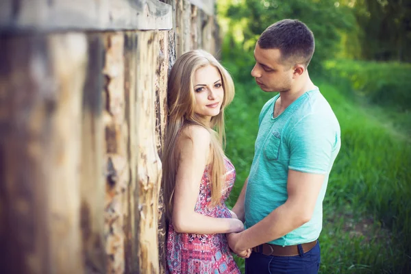 Mutlu çiftimiz parkta kameraya gülümseyen. Mükemmel saç ve