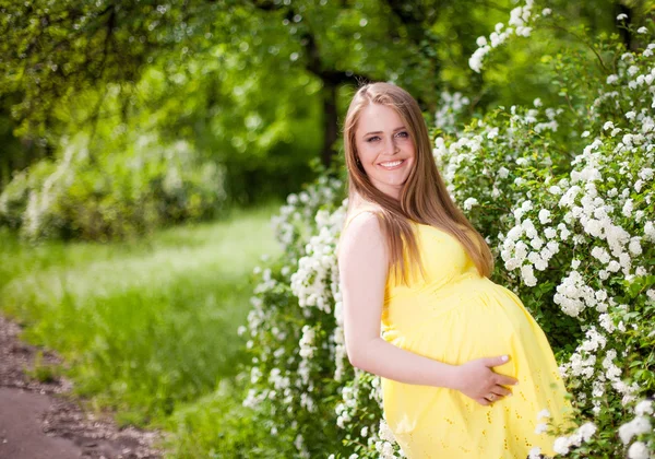 Mladý šťastný těhotná žena relaxační a těší život v přírodě. — Stock fotografie