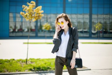 Teknoloji internet ve mutlu insanlar kavramı - güzel succesf