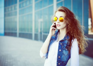 Teknoloji internet ve mutlu insanlar kavramı - güzel succesf