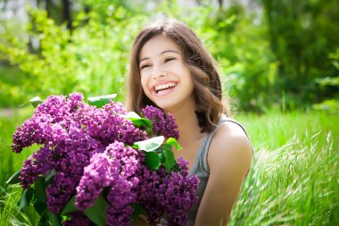 Eflatun çiçekler ile güzel kız