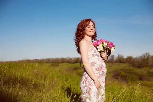 Candid insouciante adorable femme dans le champ avec des fleurs à l'été s — Photo