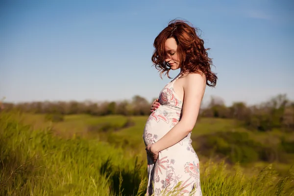 若い幸せな妊娠中の女性はリラックスして自然の中で生活を楽しむ. — ストック写真