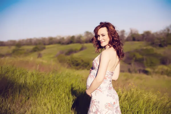 Giovane donna incinta felice Rilassante e godendo la vita nella natura. — Foto Stock