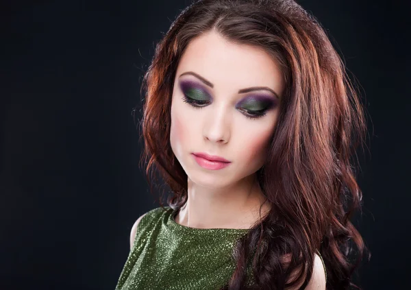 Retrato de una hermosa mujer joven con el pelo largo de color marrón a —  Fotos de Stock