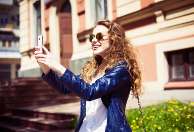 Teknoloji internet ve mutlu insanlar kavramı - güzel kız