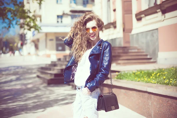 Jeune femme en lunettes de soleil hipster rondes et veste en cuir avec — Photo