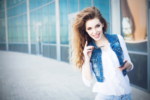 Технология Интернет и счастливые люди концепция - красивый успех
