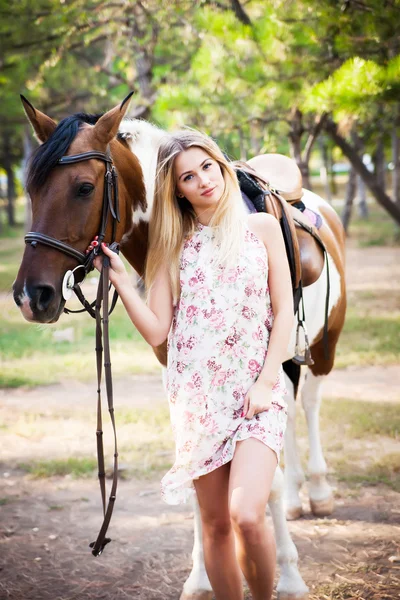 Schöne junge Dame im Vintage-Kleid auf einem Pferd in der Sonne — Stockfoto