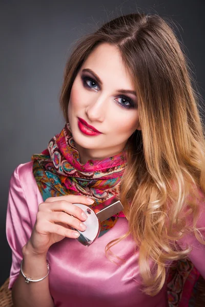 Retrato de arte de moda de hermosa mujer rubia con pelo rizado, s —  Fotos de Stock