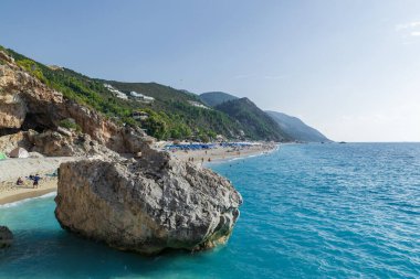 LEFKADA, GREECE - 19 Eylül 2019 Kathisma Plajı. Yunanistan 'ın İyon Adaları' ndaki Lefkada adasındaki en iyi plajlardan biri..
