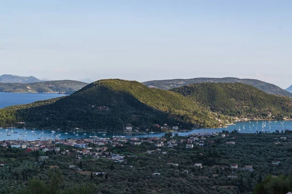 Nidri kasabasının panoramik manzarası, Lefkada, Yunanistan. Nydri limanı ve küçük adaların yüksek açılı görüntüsü.