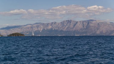 Denizden Yunan adası manzaralı. Yunanistan 'ın Lefkada adasındaki güzel deniz manzaraları.