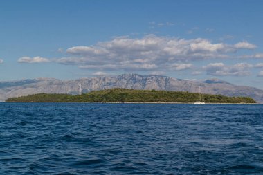 Denizden Yunan adası manzaralı. Yunanistan 'ın Lefkada adasındaki güzel deniz manzaraları.