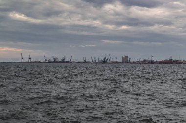 Yunanistan 'ın Selanik kentinde liman vinçleri manzaralı