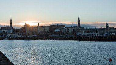 Dun Laoghaire Limanı Skyline, Dublin, İrlanda. Gün batımında.