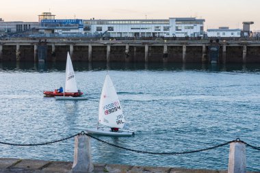  Dublin, İrlanda 'daki Dun Laoghaire limanında yelkenli tekneleri
