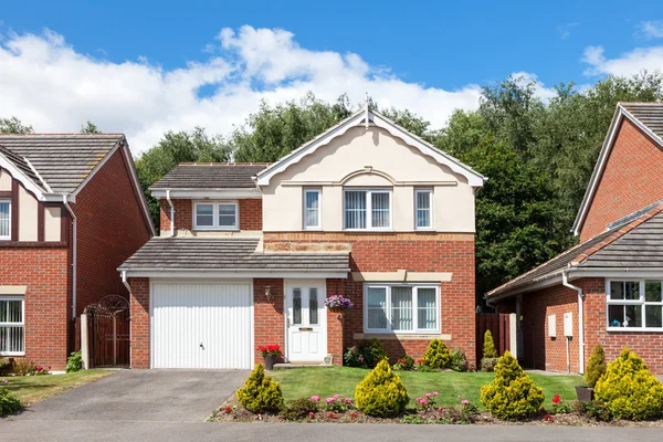 Nova casa geminada inglesa com belo jardim — Fotografia de Stock