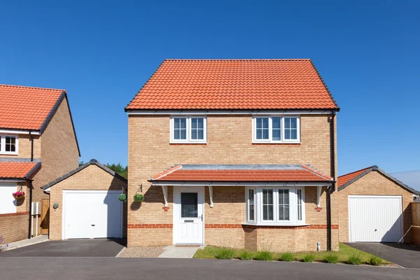 Moderna casa inglesa con techo rojo —  Fotos de Stock