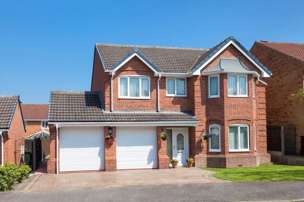 Elegante Engels huis met dubbele garage — Stockfoto