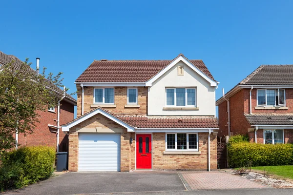 Elegante casa inglese con porta rossa — Foto Stock