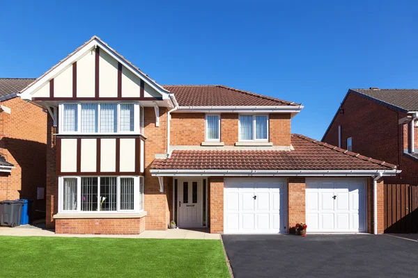 Modern english house with double garage and driveway — Stock Photo, Image