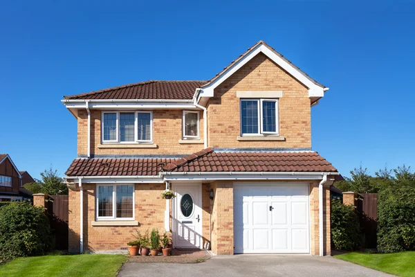 Nieuwe moderne woning met garage — Stockfoto