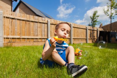 çocuk bahçesinde sabun köpüğü üfleme