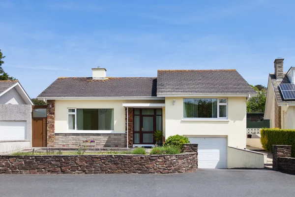 Bungalow house with garage — Stock Photo, Image