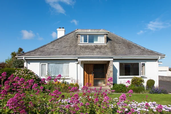 Typische bungalow huis met tuin — Stockfoto