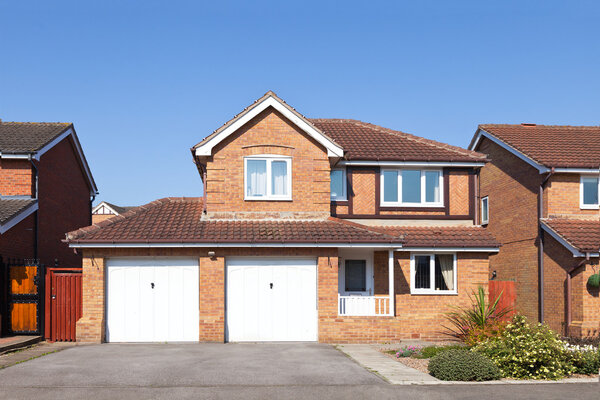 Отдельный дом с двойным гаражом
