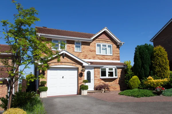 Elegant english house with driveway and beautiful garden — Stock Photo, Image