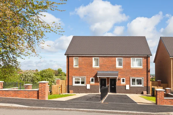 New english semi - detached house with driveway — Stock Photo, Image