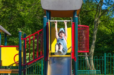 Slayt üzerinde oynama çocuk