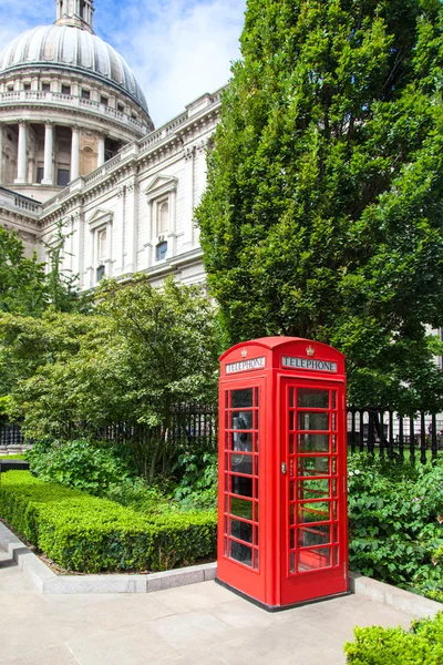 Cabine téléphonique rouge et vue sur la cathédrale St Paul, Londres — Photo