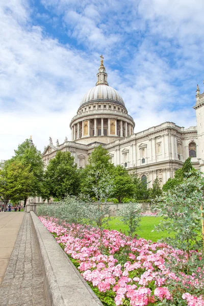 Vista en la catedral de St Paul en Londres — Foto de Stock