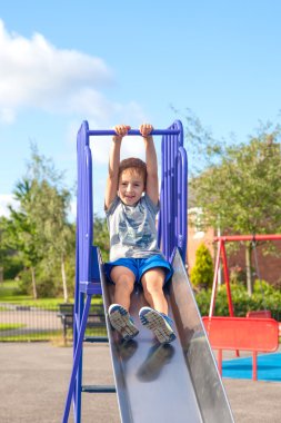 Slayt üzerinde oynama çocuk 