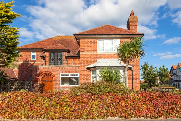 Traditional english house with beautiful garden — Stock Photo, Image