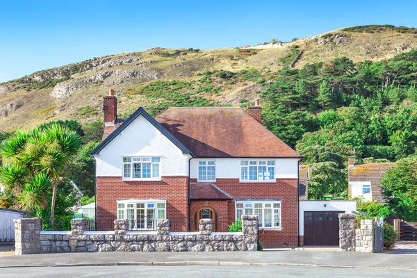 Traditionelles britisches Haus und schöne Aussicht auf die Berge — Stockfoto
