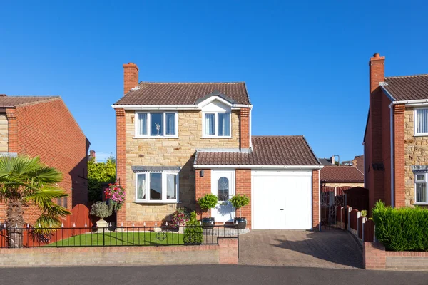 Casa aislada tradicional inglesa con garaje — Foto de Stock