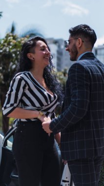 Şık takım elbiseli ve mutlu bir çift imparatoriçe şehirde yürüyor.