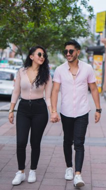 Genç aşıklar şehirde yürüyüş yapıyorlar.