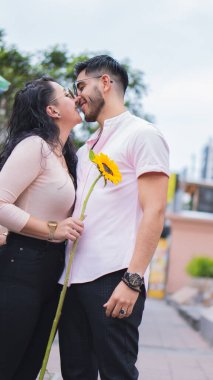 Genç aşıklar şehirde yürüyüş yapıyorlar.