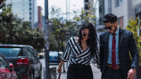 Casal Imperatrizes Andando Cidade Com Ternos Elegantes Felizes — Fotografia de Stock