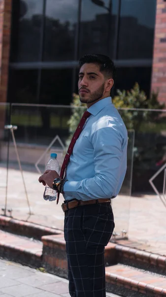Egy Fiatal Üzletember Sétál Városban — Stock Fotó
