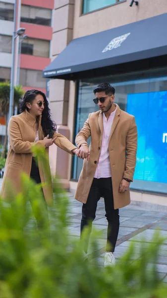 Jonge Geliefden Genieten Van Een Wandeling Stad — Stockfoto