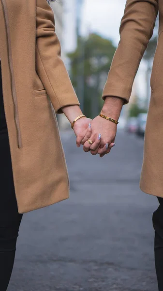 Jóvenes Amantes Disfrutando Paseo Por Ciudad —  Fotos de Stock