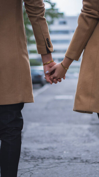 Молодые влюбленные наслаждаются прогулкой по городу