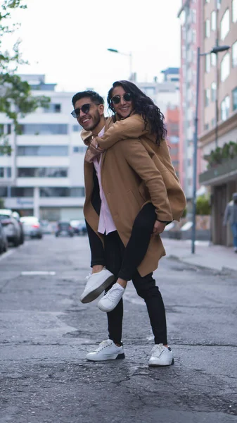 Jonge Geliefden Genieten Van Een Wandeling Stad — Stockfoto